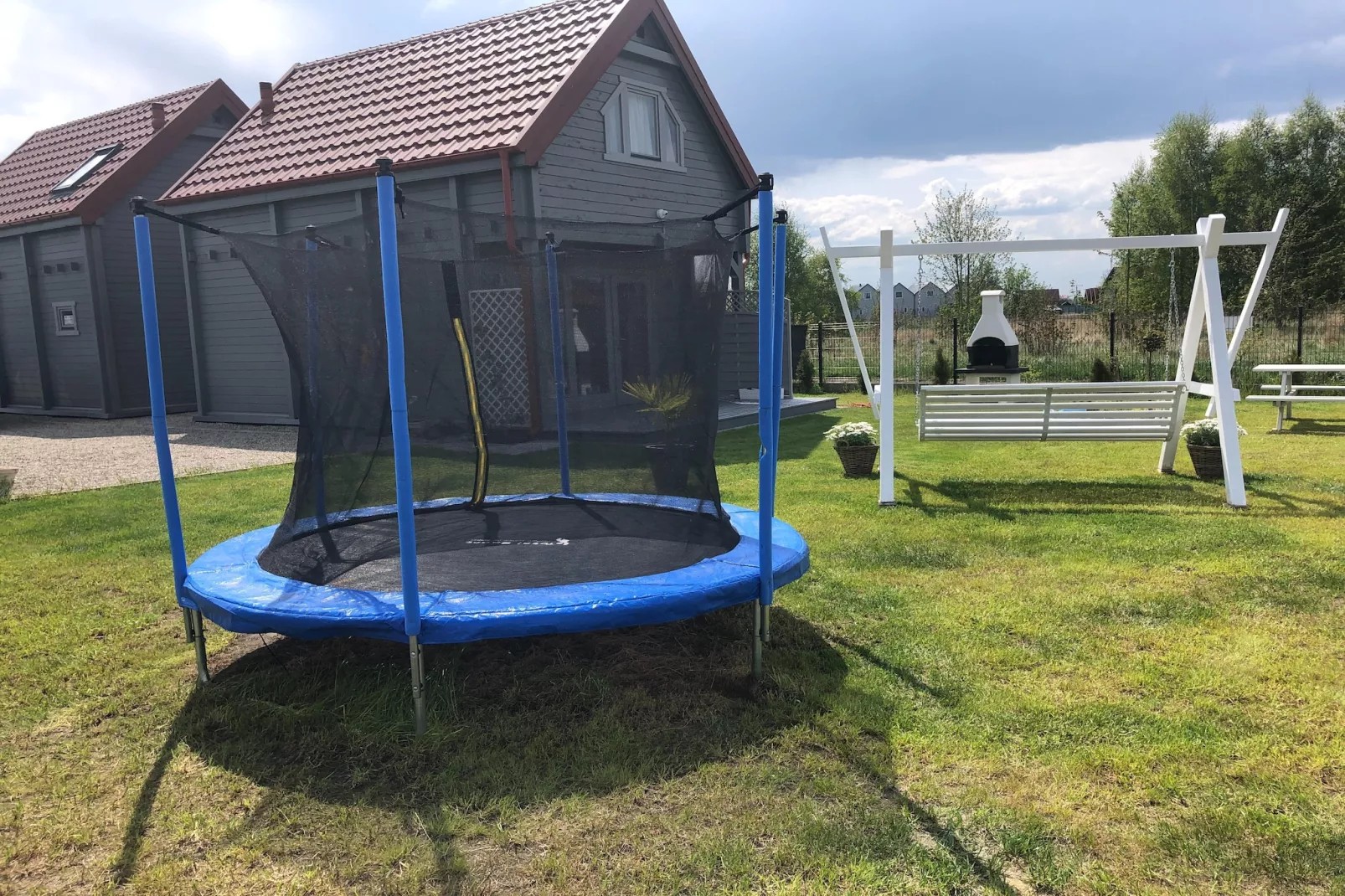 Komfortowe domy wypoczynkowe w Niechorzu Spacerowa 37-Gardens in summer