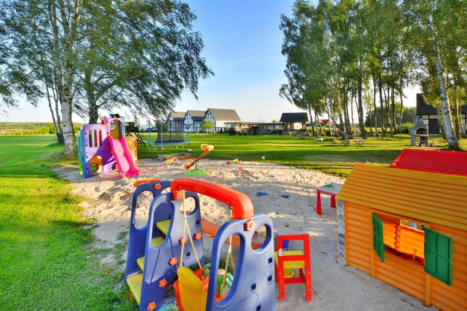 Domki Pani Marii 50 m2 dla 5 osób Jarosławiec-Gardens in summer