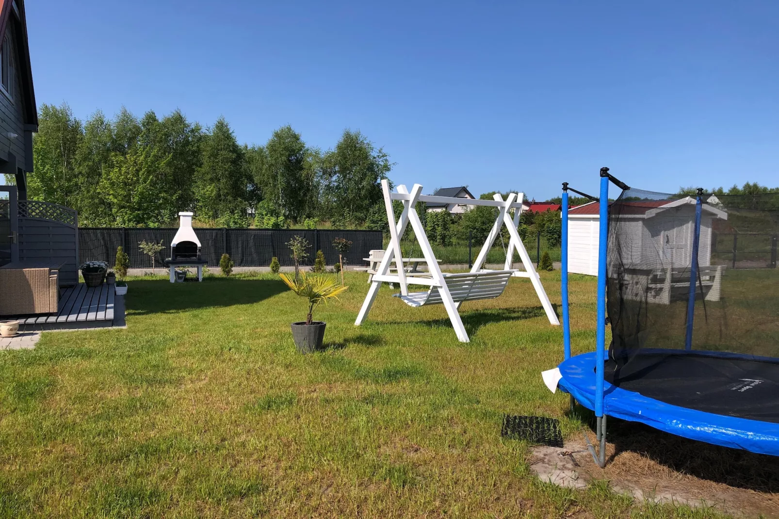 Komfortowe domy wypoczynkowe w Niechorzu Spacerowa 37-Gardens in summer