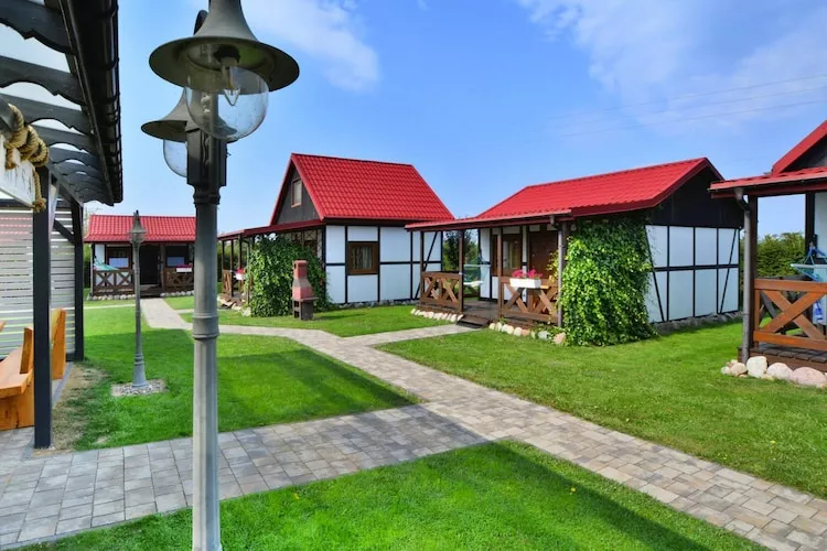 Piętrowe domki wakacyjne dla 5 osób w Bobolinie-Gardens in summer