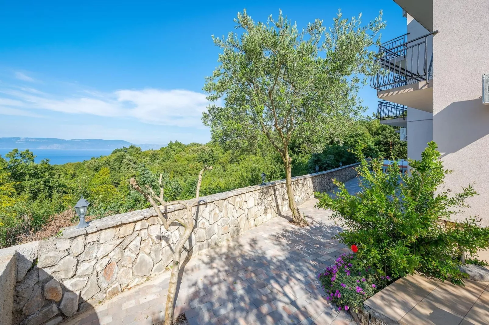 Lara 8 - Shared Pool, Sauna, Jacuzzi - Terrace balcony