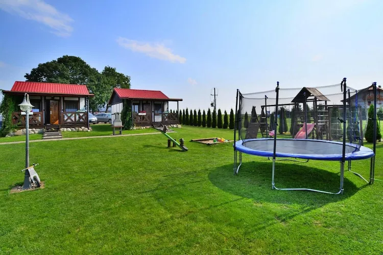 Piętrowe domki wakacyjne dla 5 osób w Bobolinie-Gardens in summer