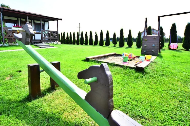 Parterowe domki wakacyjne dla max 3 osób w Bobolinie-Gardens in summer