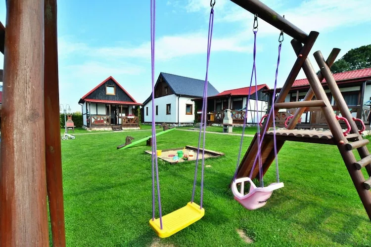 Parterowe domki wakacyjne dla max 2 osób w Bobolinie-Gardens in summer