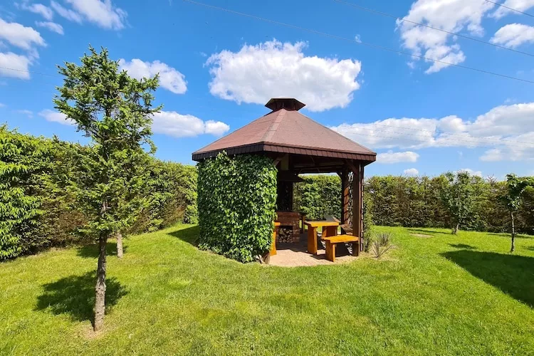 Parterowe domki wakacyjne dla max 2 osób w Bobolinie-Gardens in summer