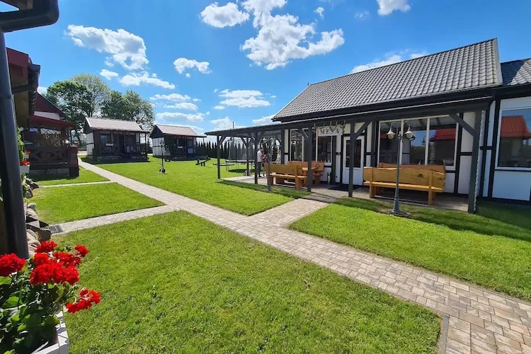 Parterowe domki wakacyjne dla max 4 osób w Bobolinie-Gardens in summer