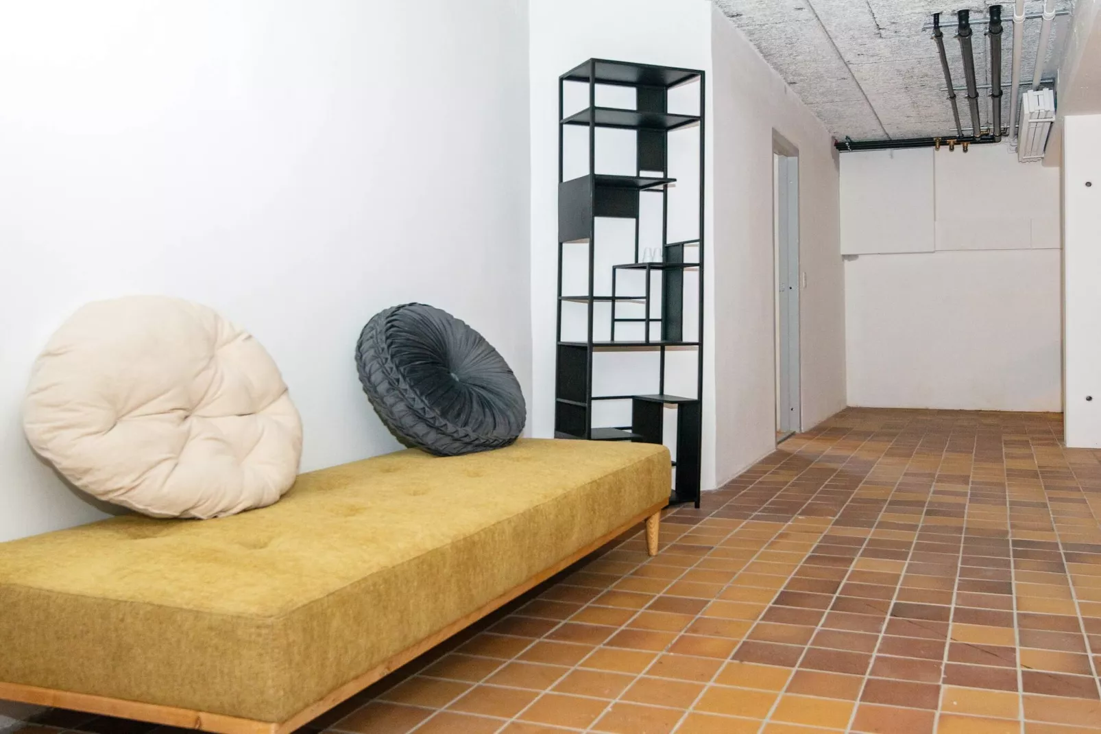 1 roomView couGFloor/1floorPrem-Indoor