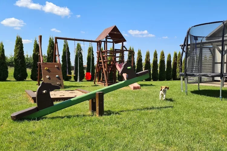 Piętrowe domki wakacyjne dla 5 osób w Bobolinie-Gardens in summer