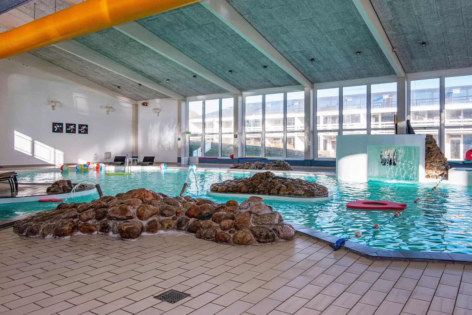 1 roomView couGFloor/1floorPrem-Indoor