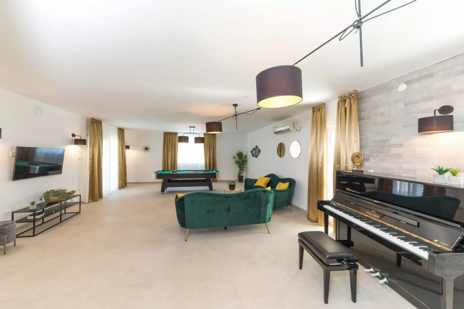 Scenic Elegant Trogir Villa with Pool - Five Bedroom Villa-Wohnzimmer