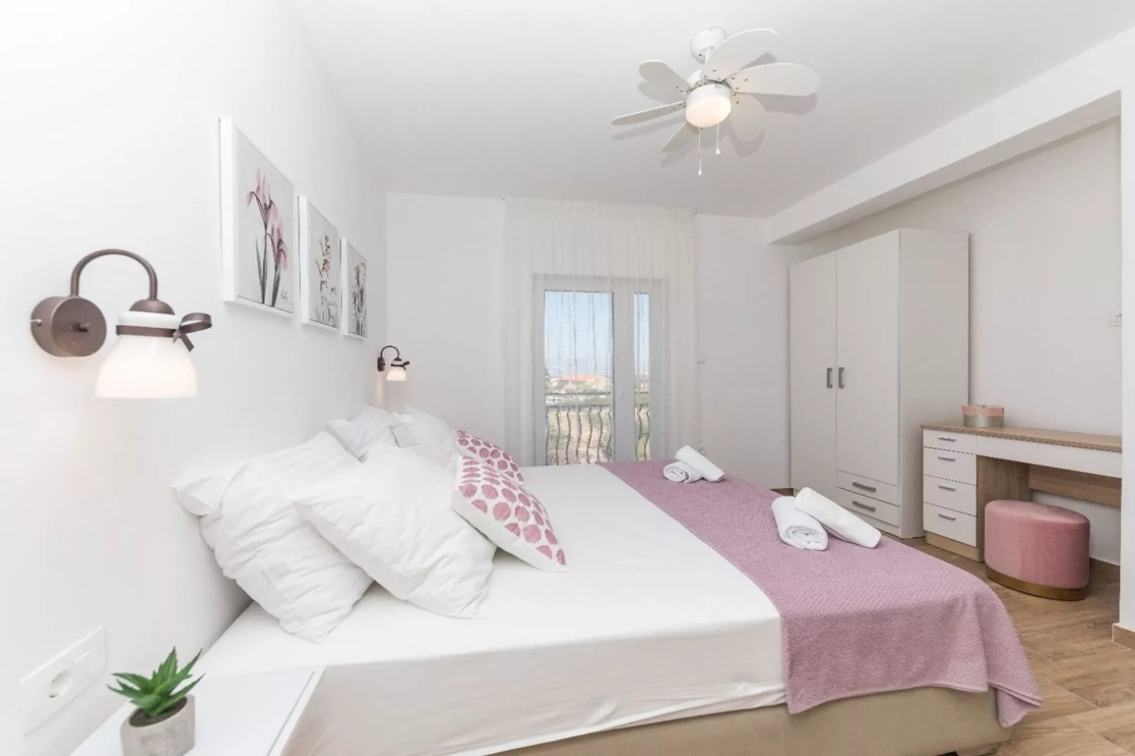 Scenic Elegant Trogir Villa with Pool - Five Bedroom Villa-Schlafzimmer