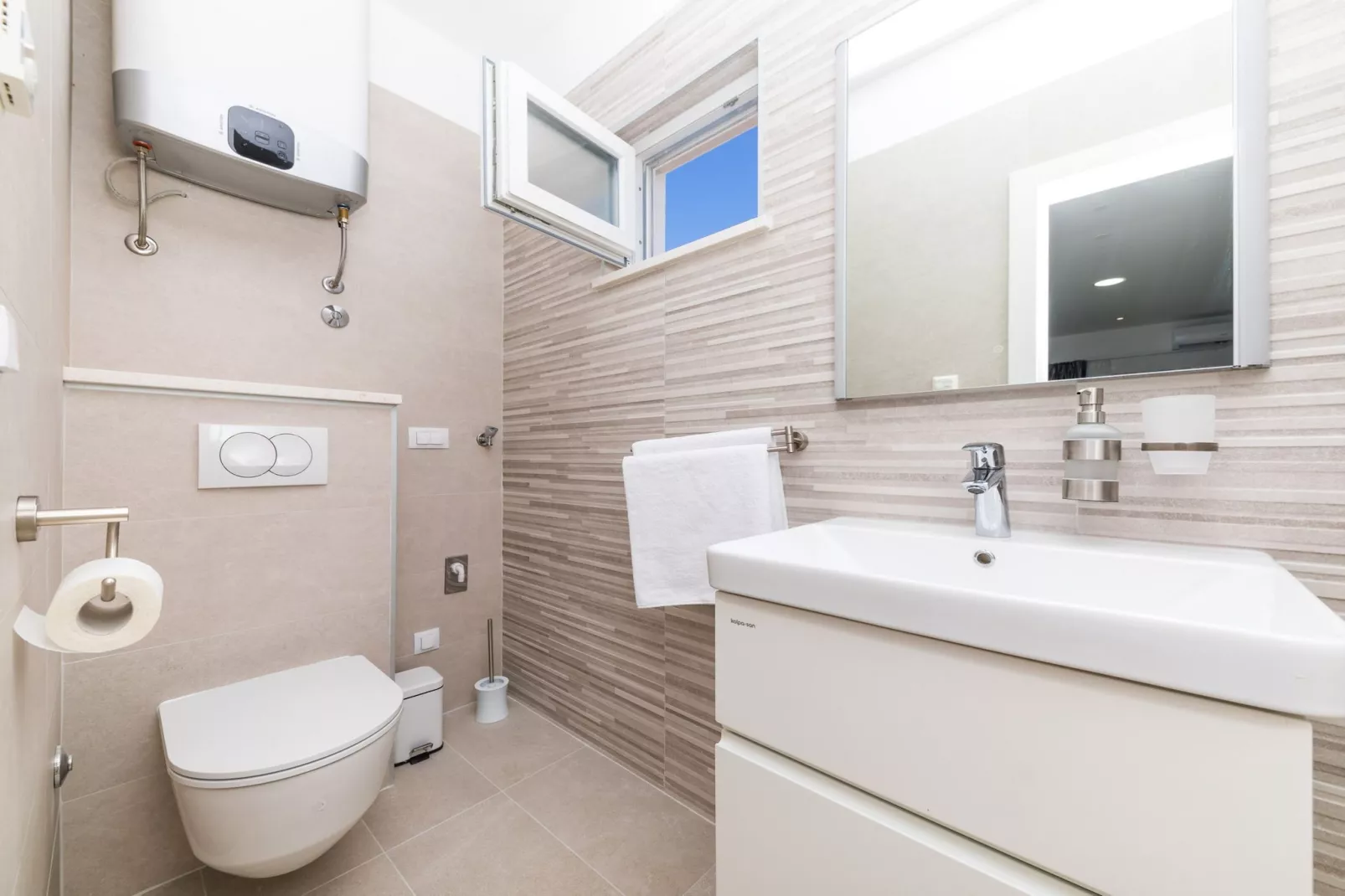 Scenic Elegant Trogir Villa with Pool - Five Bedroom Villa-Badezimmer