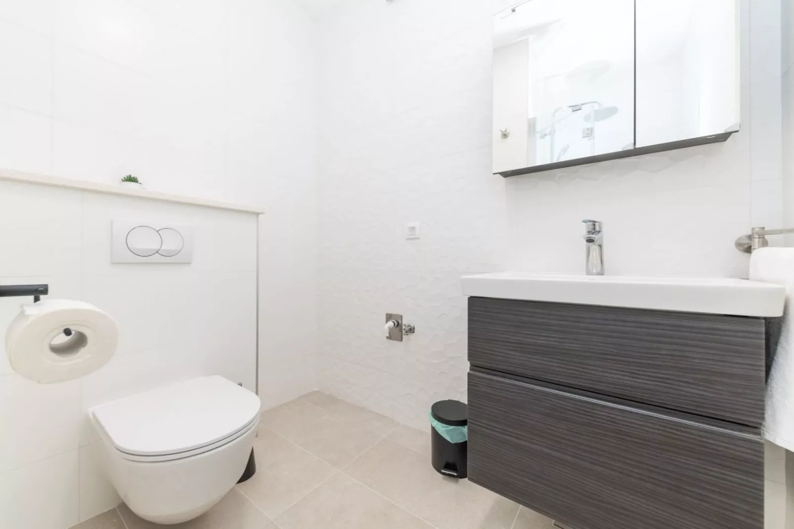 Scenic Elegant Trogir Villa with Pool - Five Bedroom Villa-Badezimmer