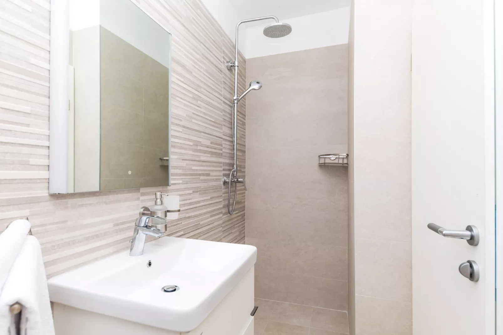 Scenic Elegant Trogir Villa with Pool - Five Bedroom Villa-Badezimmer