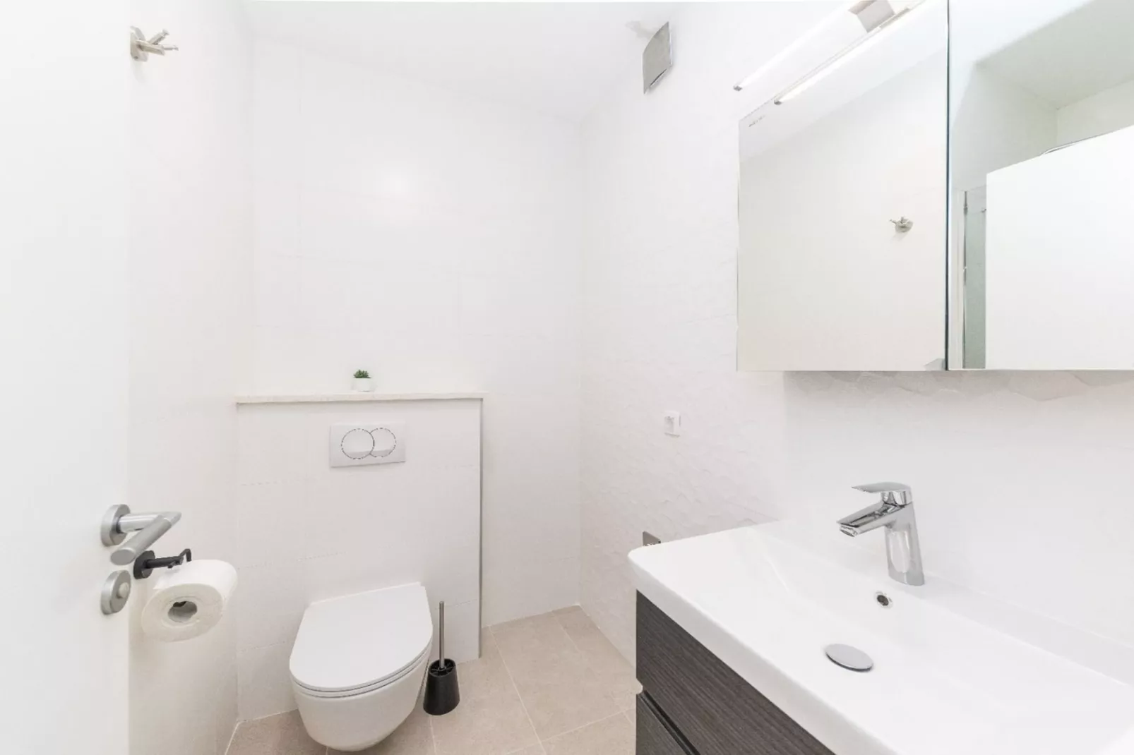 Scenic Elegant Trogir Villa with Pool - Five Bedroom Villa-Badezimmer