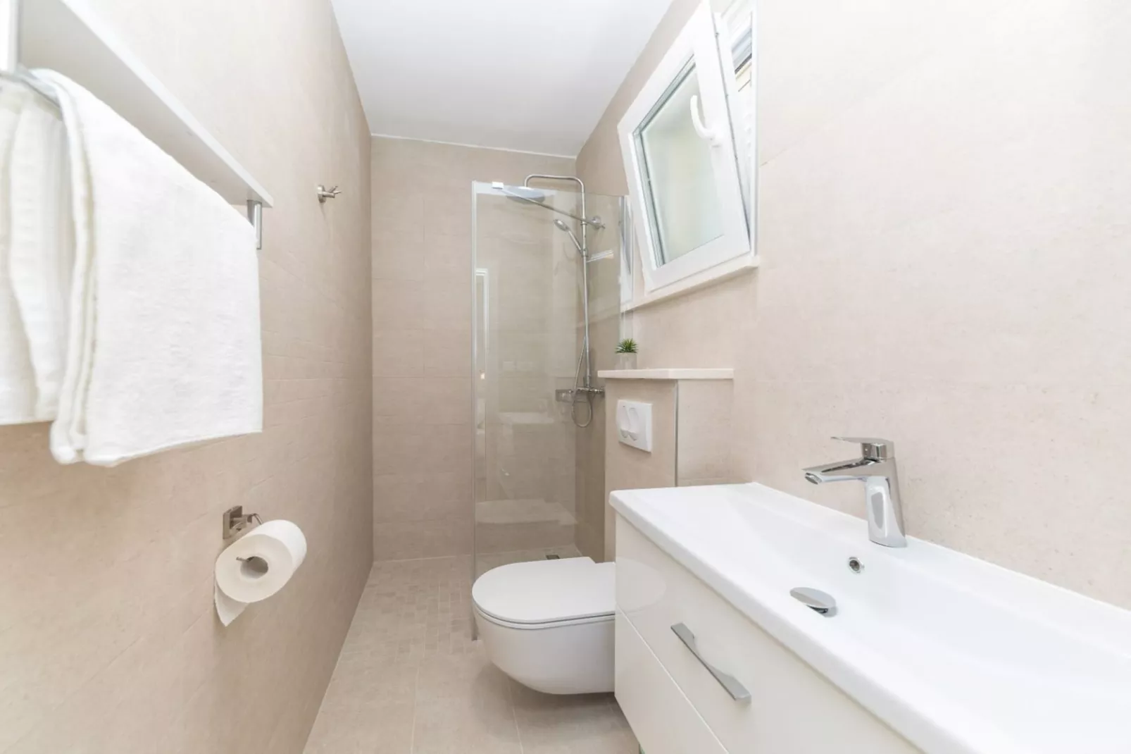 Scenic Elegant Trogir Villa with Pool - Five Bedroom Villa-Badezimmer