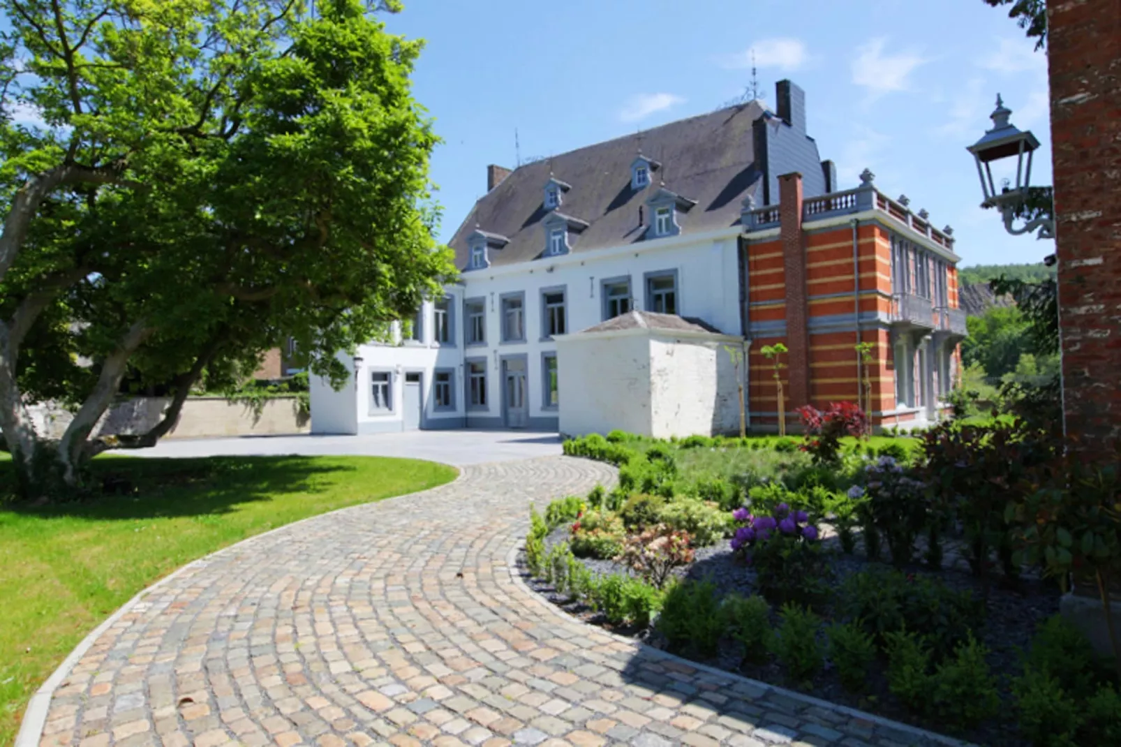 Villa Mosa-Exterior in summer