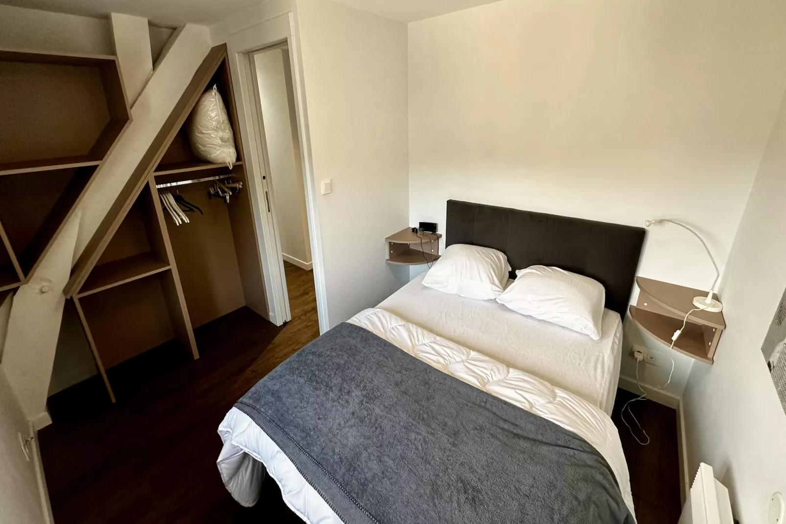 Les Etrangers 402 - La Bourboule-Schlafzimmer