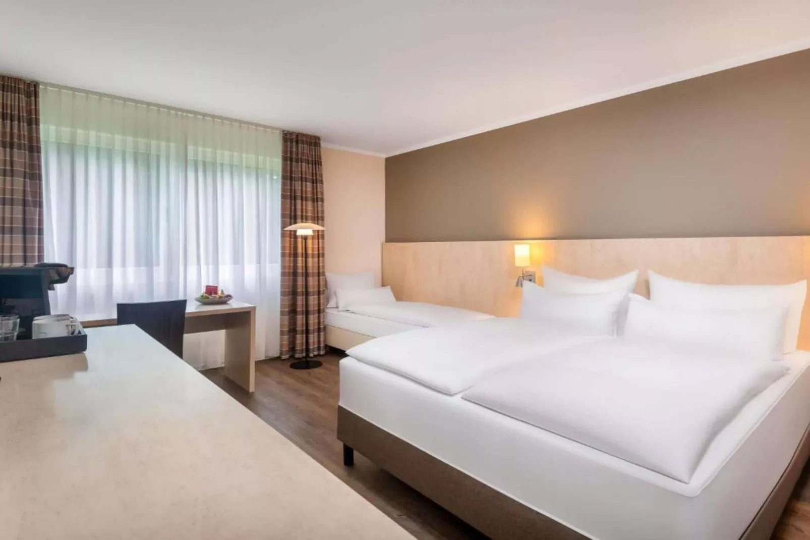 Mercure Hotel - Standard Double Room with Sofa Bed - Schlafzimmer