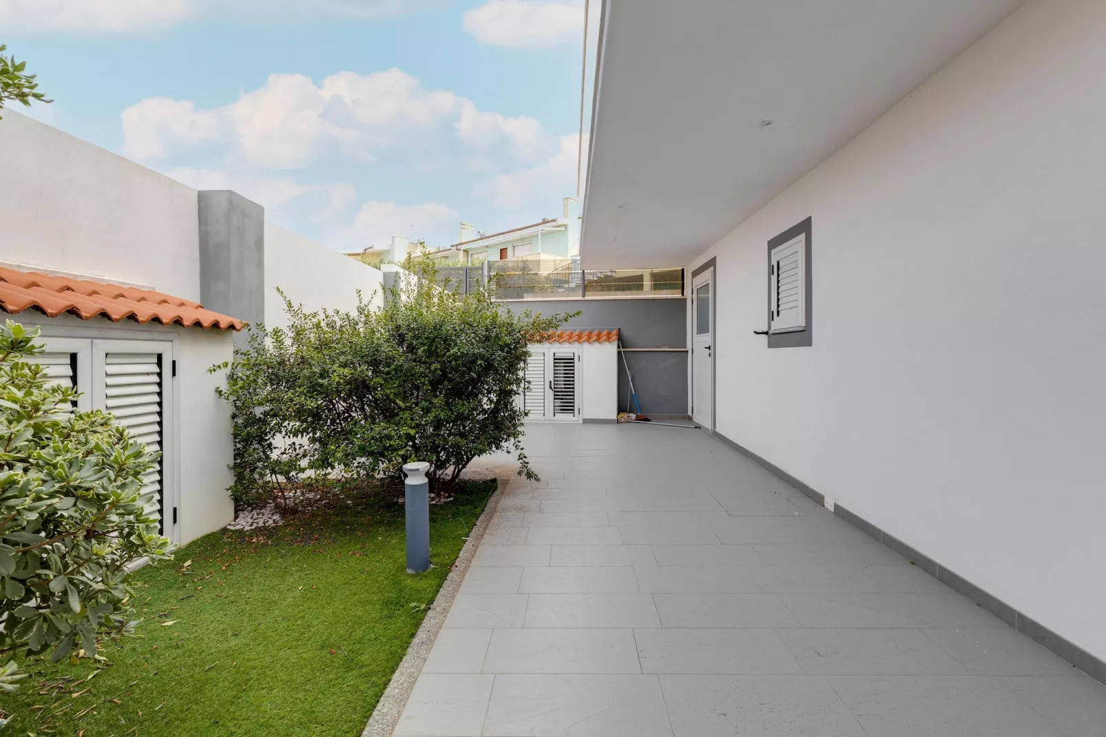 SEA HOUSE-Gardens in summer