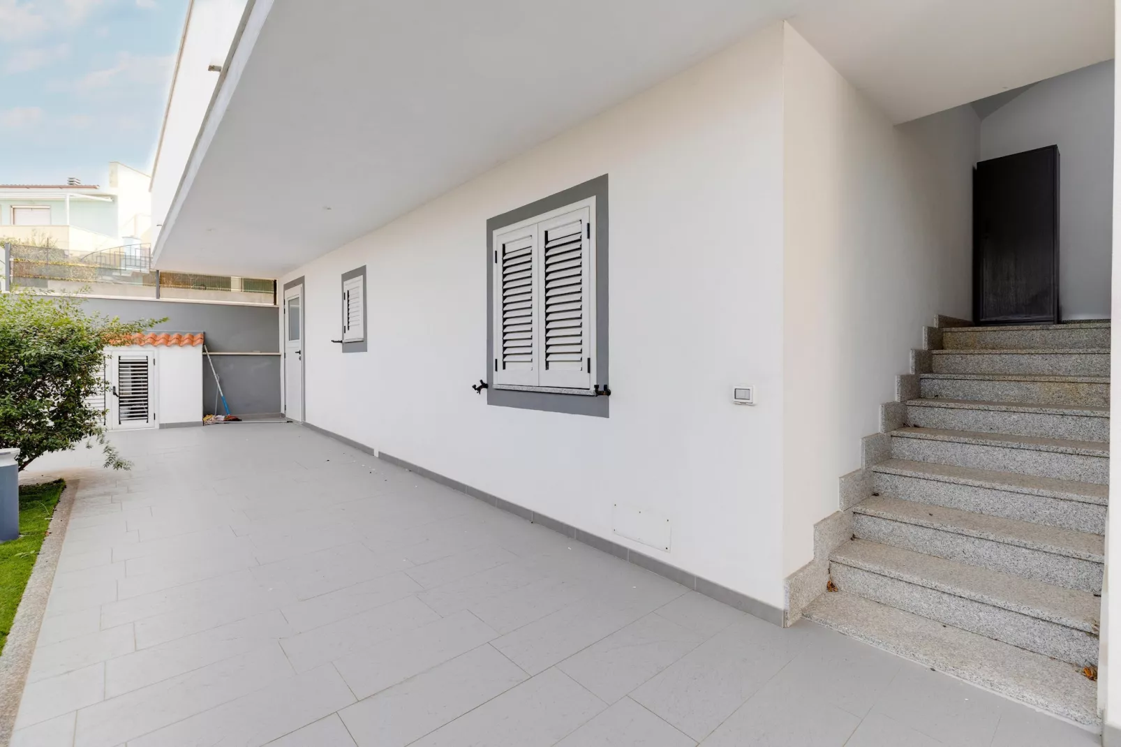 SEA HOUSE-Exterior in summer