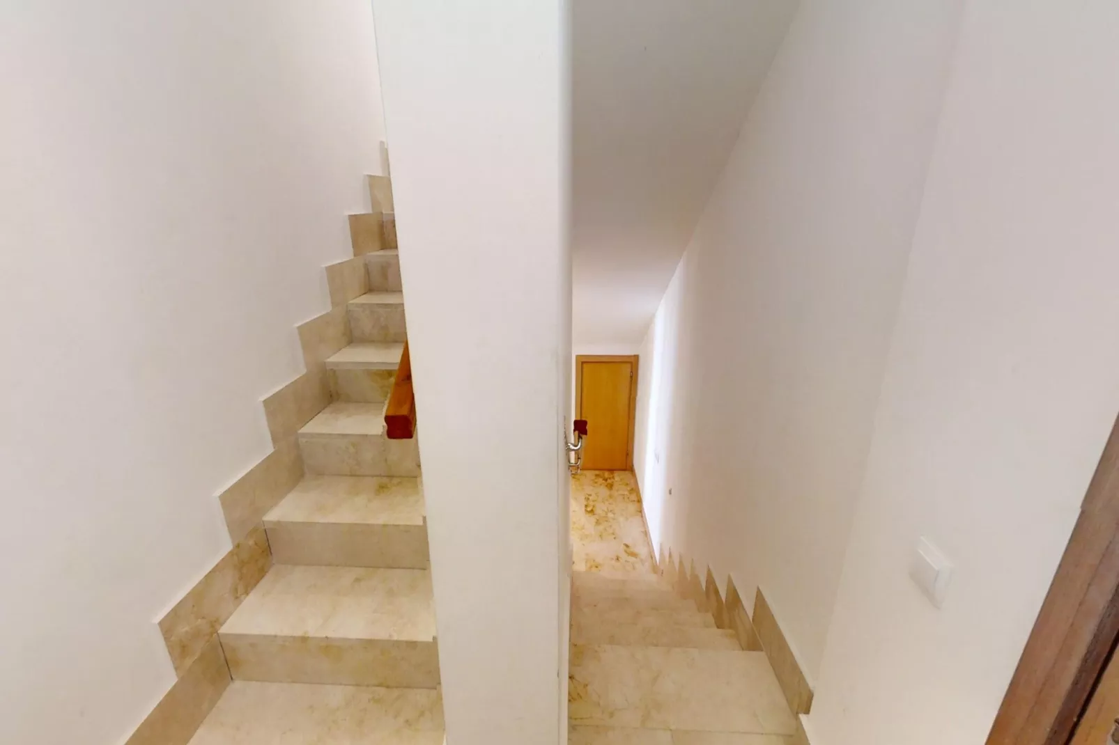 Apartment with Sea Views and Sunlit Terraces - Flur