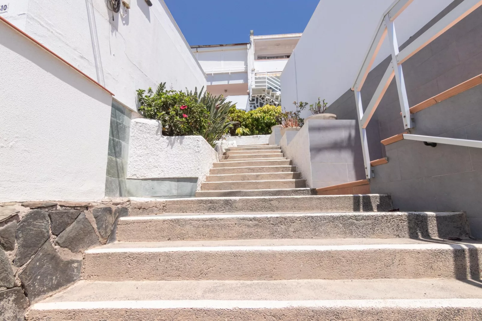 NUEVA SUECIA 523										-Stairs