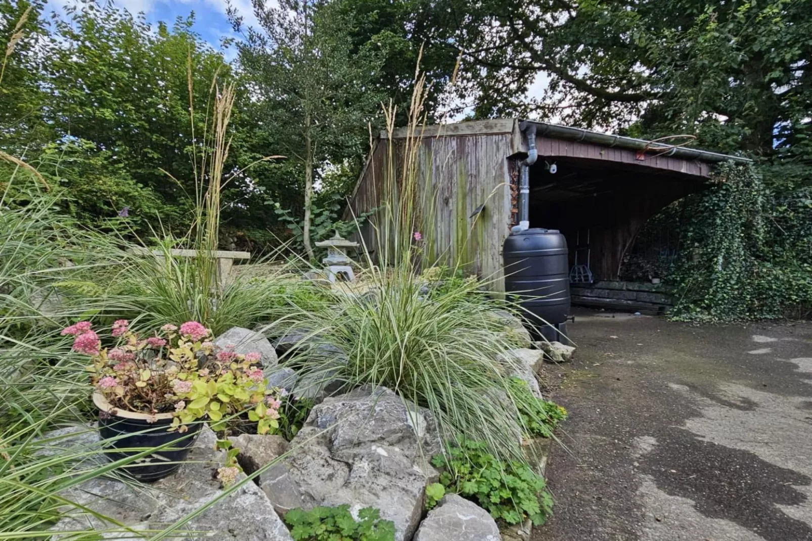 La Fermette du trône-Jardins en été