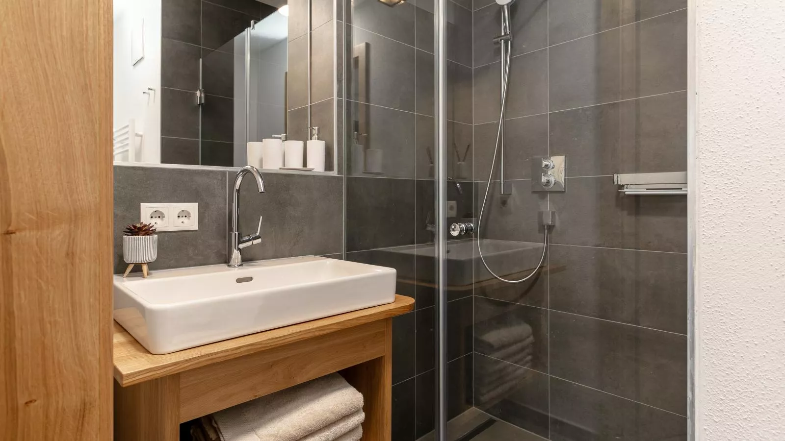 Tauernlodge Eben D3 Large-Bathroom