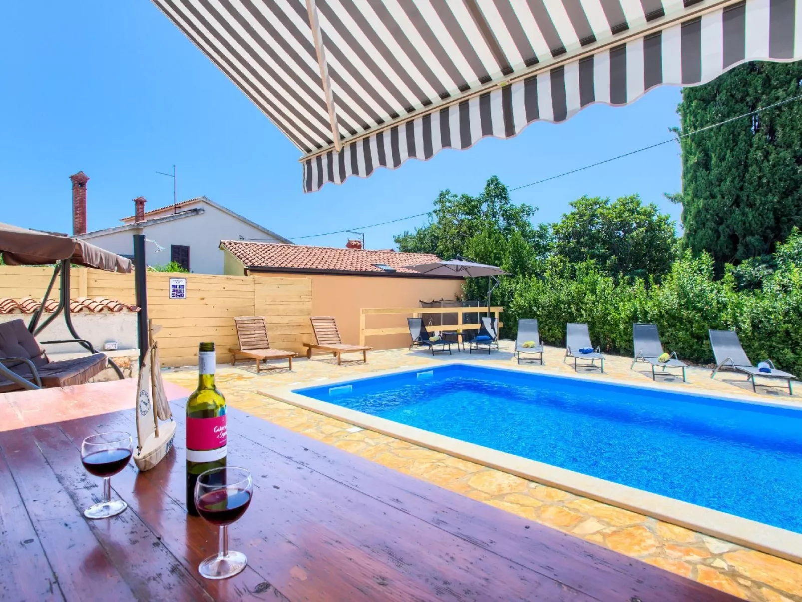 Villa mit Garten, Grill und Terrasse - Outside