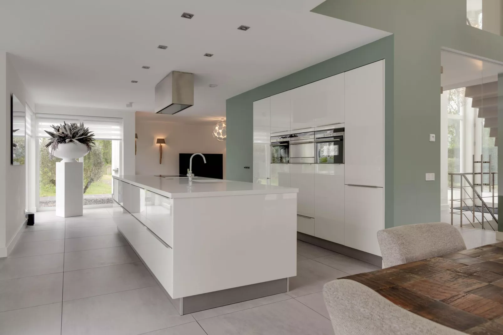 Langedijk 4 / 16 pax met jacuzzi extra kosten-Kitchen