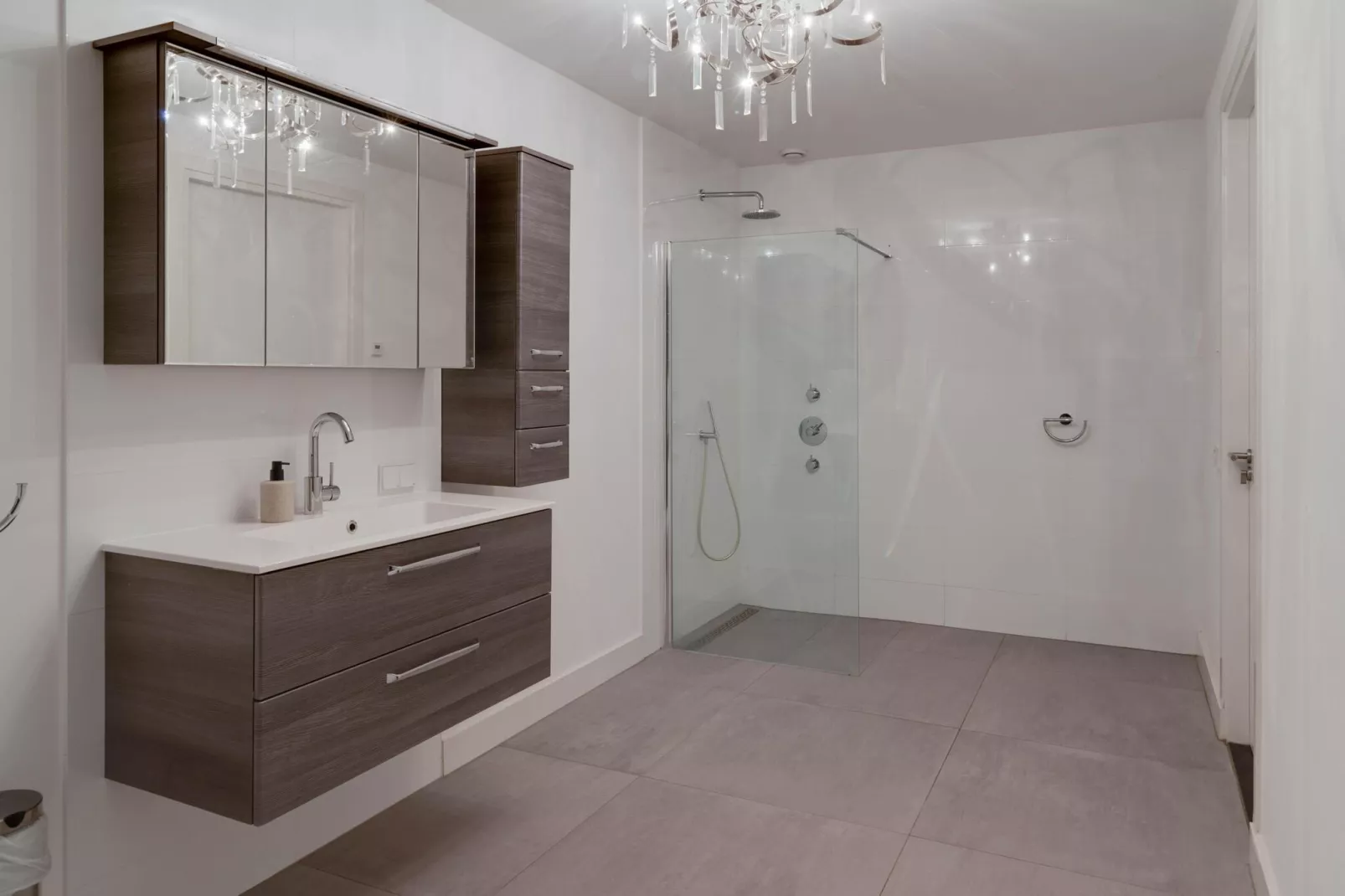 Langedijk 4 / 16 pax met jacuzzi extra kosten-Bathroom