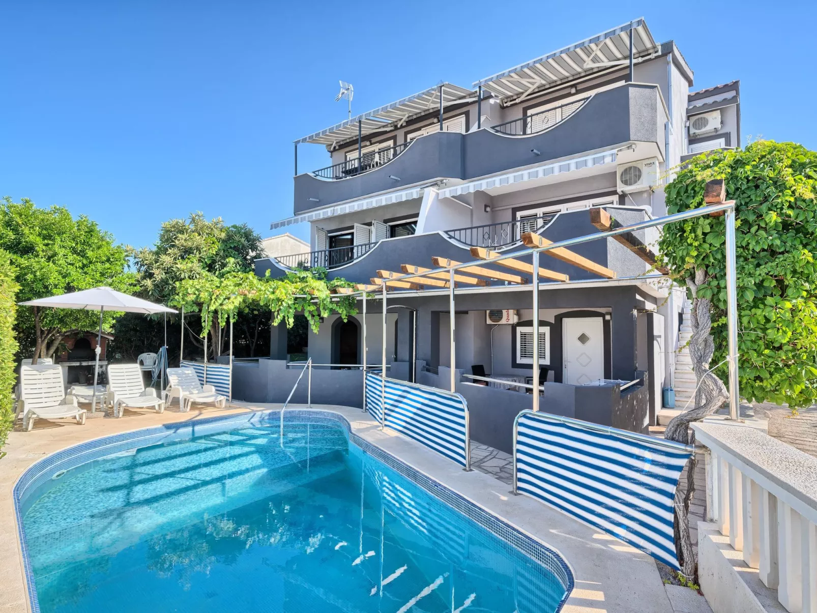 Wohnung in Okrug Gornji mit Terrasse, gemeinsamem Pool und Grill