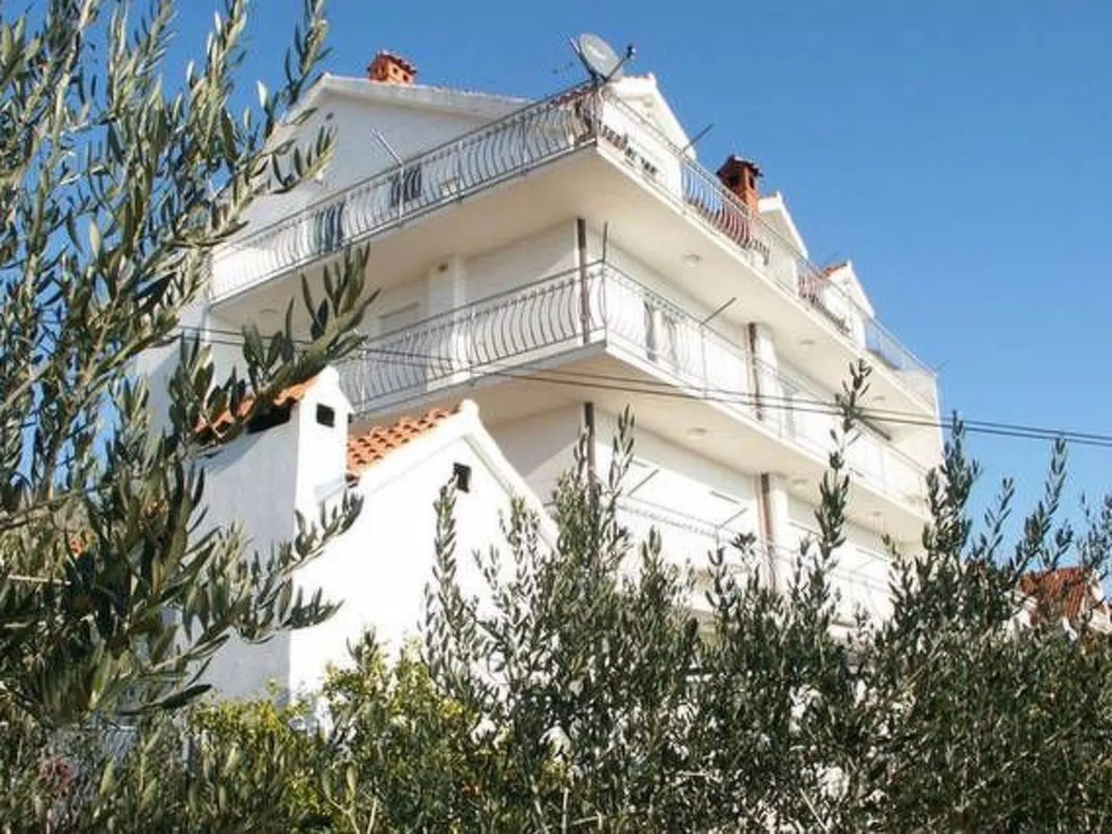 Erdgeschoss Doppelbettzimmer 25m² mit geräumiger Terrasse und Meerblick Villa M