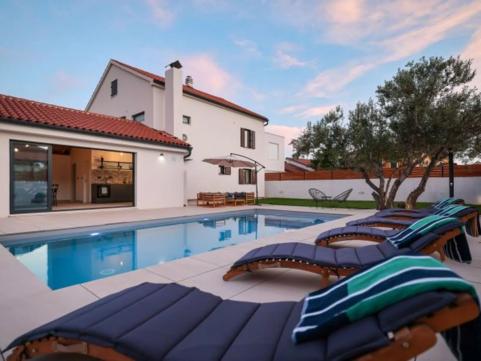 Villa Marta with heated pool and traditional taver