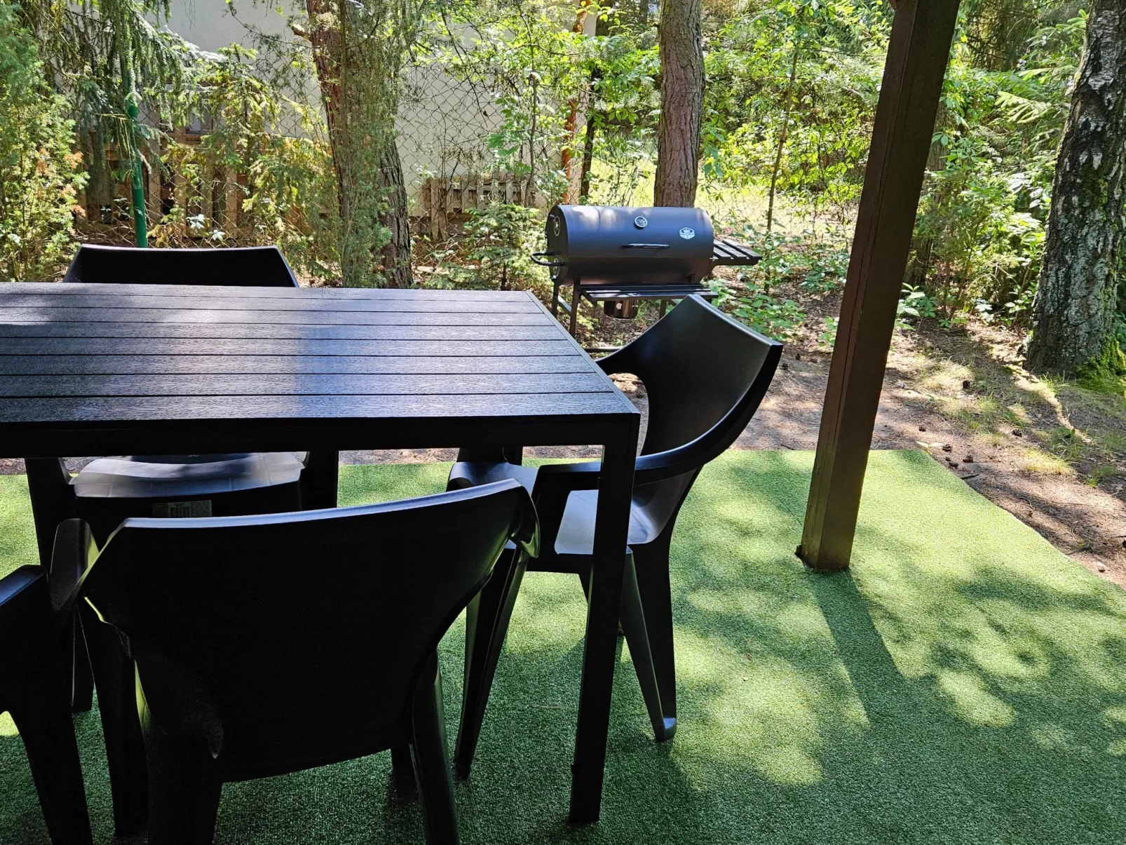 Freistehendes Haus mit eingezäuntem Grundstück an einer Lagune