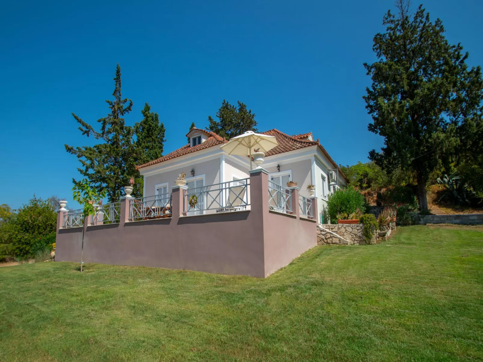 Anwesen mit Garten, Grill und Terrasse