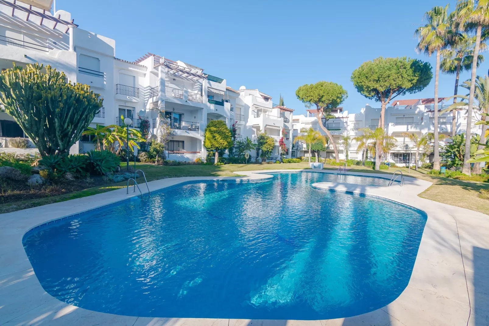 Beachside Penthouse with Rooftop Terrace & Pool