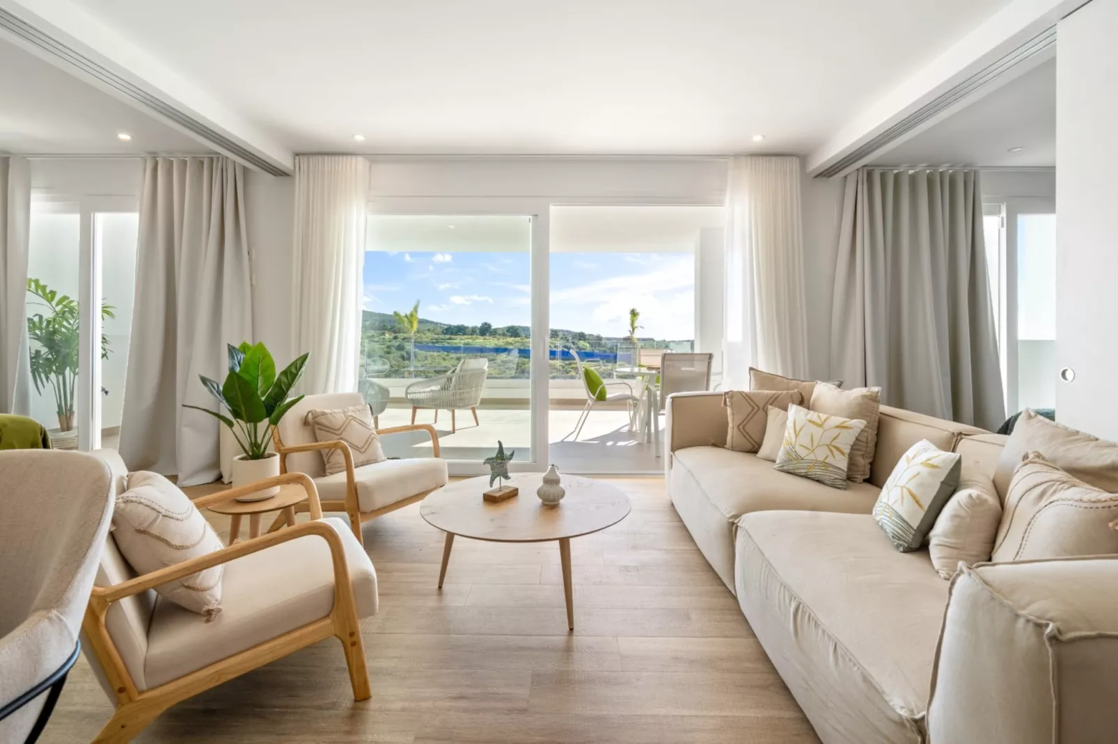 Stylish 2-bed Apartment ALCAZABA LAGOON (2011)