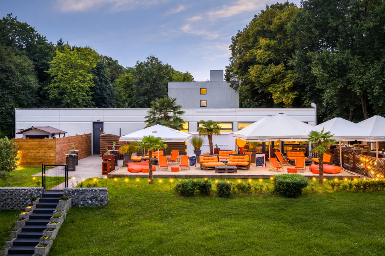 Mercure Hotel - Standard King Room - Exterior in summer