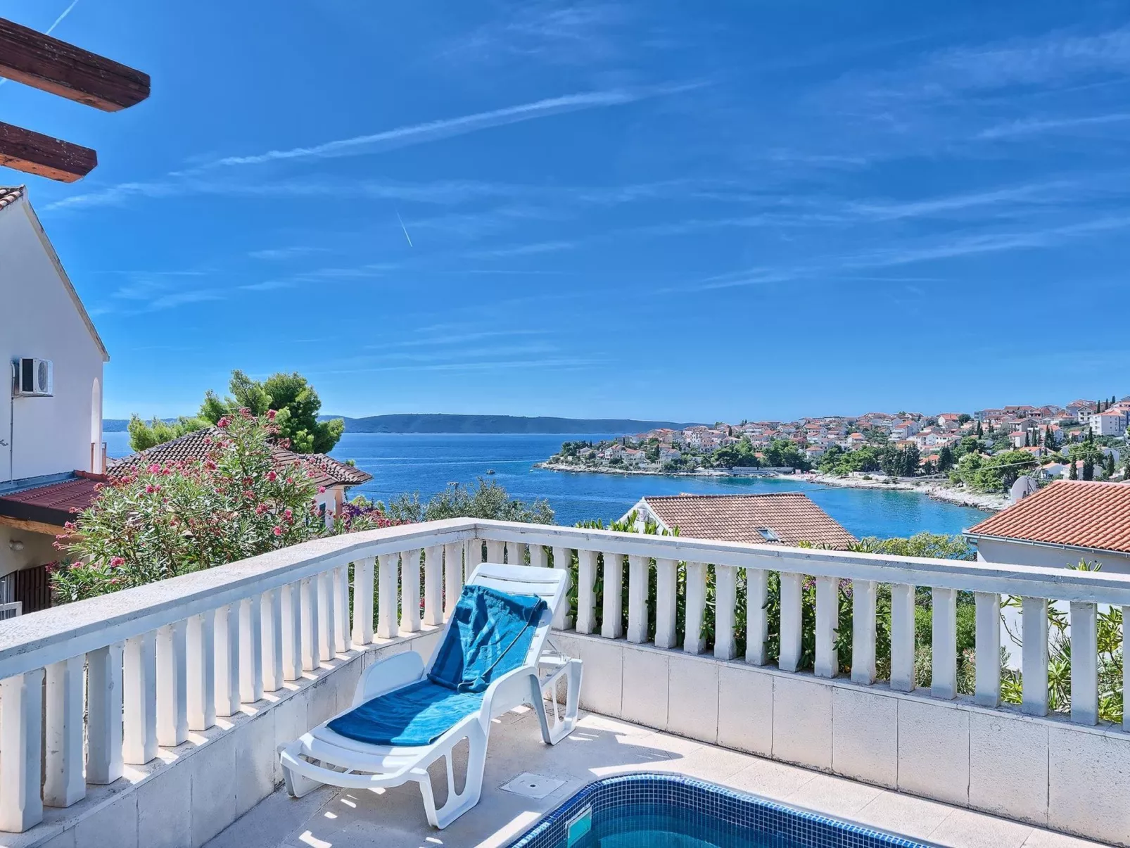 Wohnung in Okrug Gornji mit Terrasse, gemeinsamem Pool und Grill