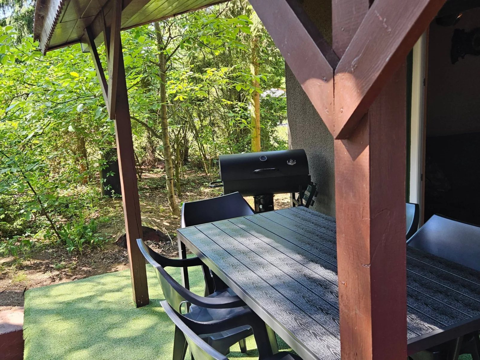 Freistehendes Haus mit eingezäuntem Grundstück an einer Lagune