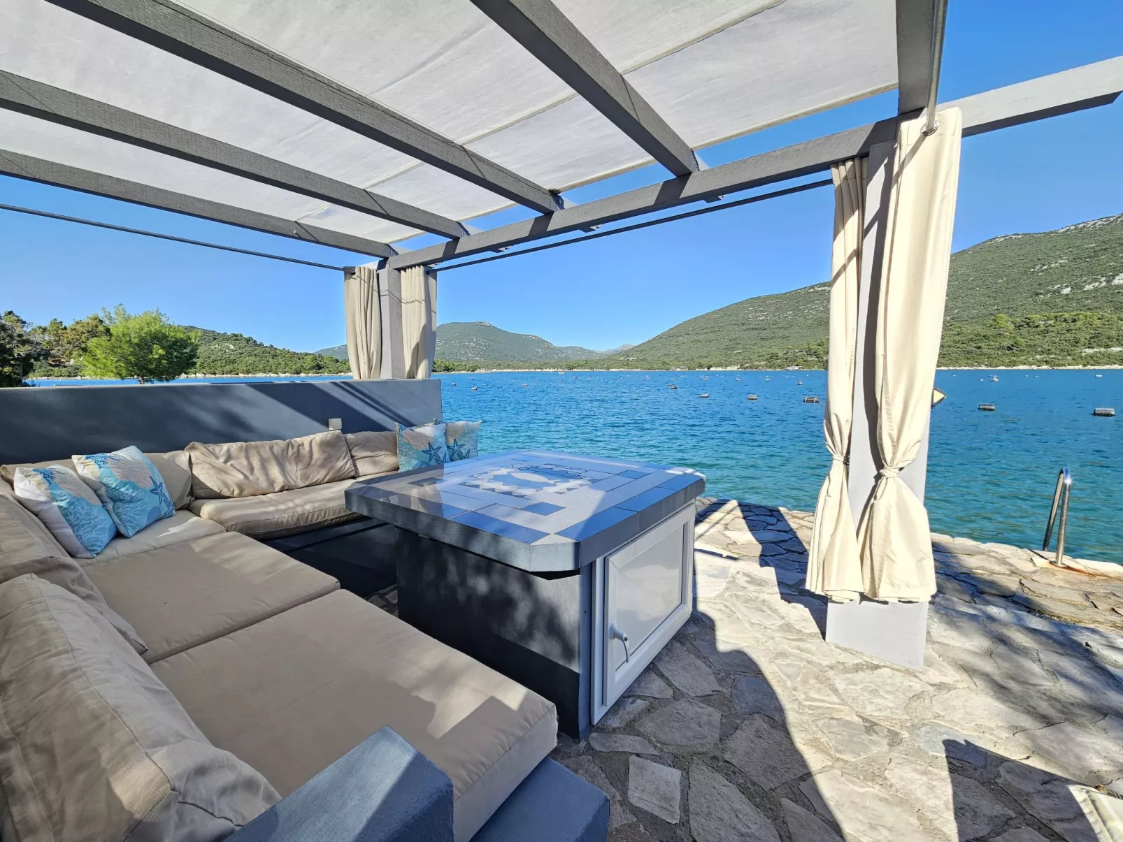 Waterfront Oasis - Outside