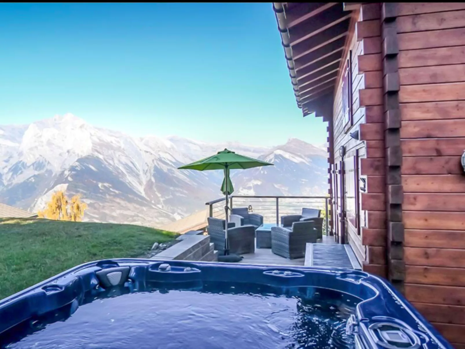 La Balance - Outside