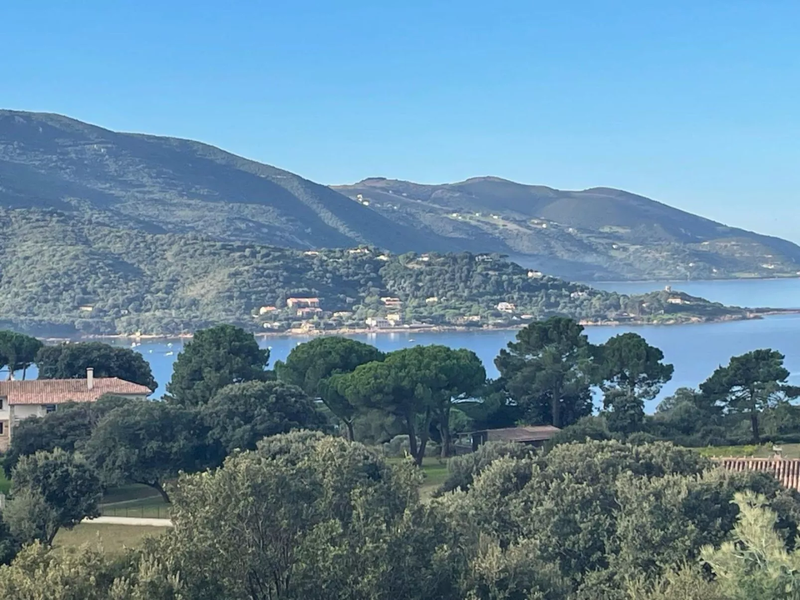 Haus in der Nähe von Meer und Bergen, atemberaubende Aussicht.