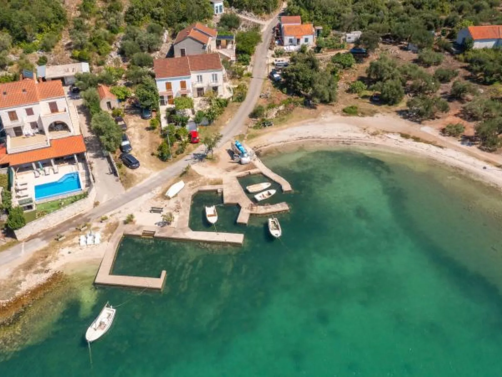 Beachfront Apartment house Hon with pool