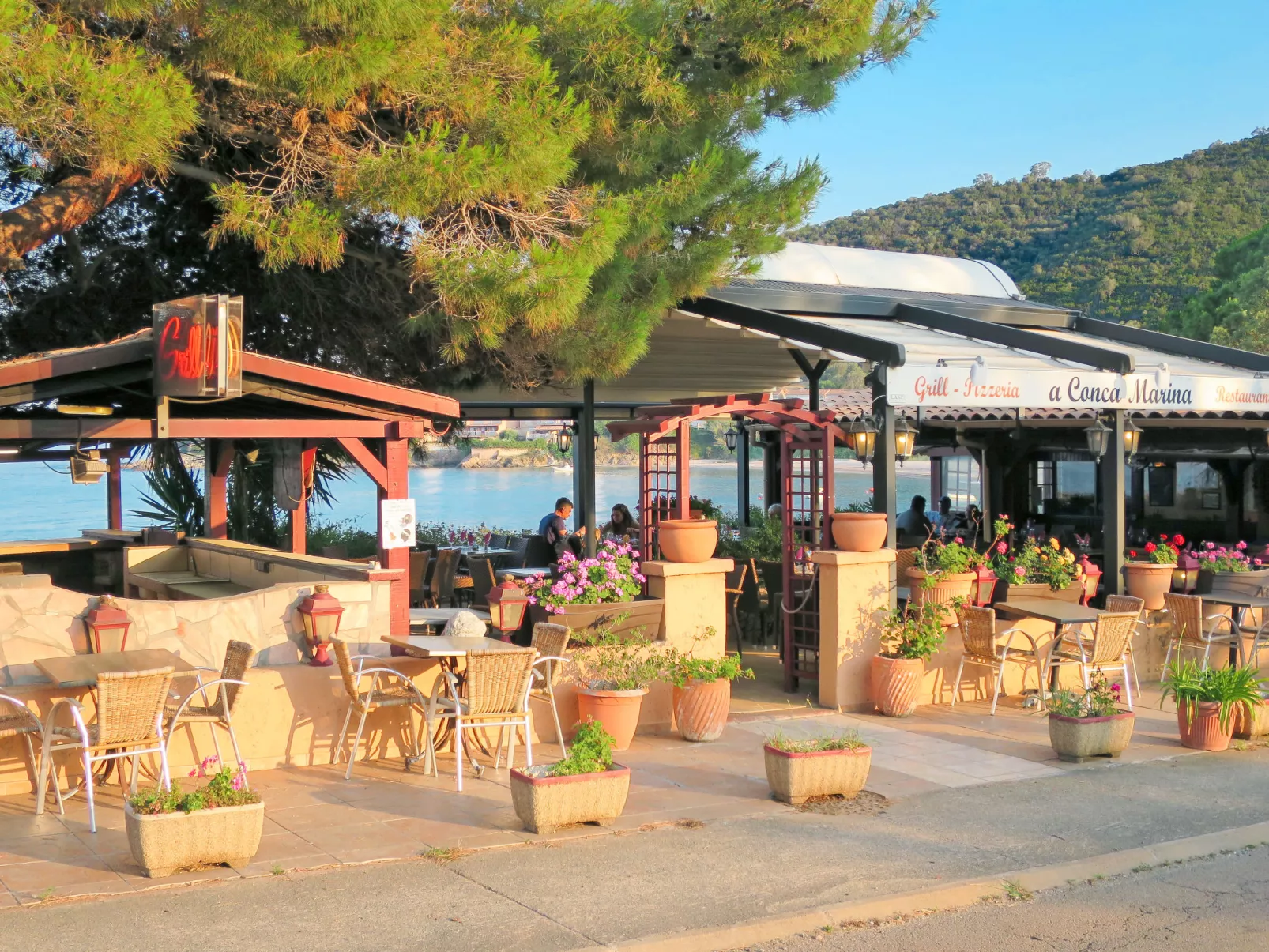 Unterkunft mit Terrasse, AC, Gemeinschaftspool