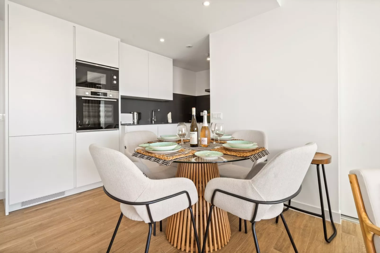 Stylish 2-bed Apartment ALCAZABA LAGOON (2011)