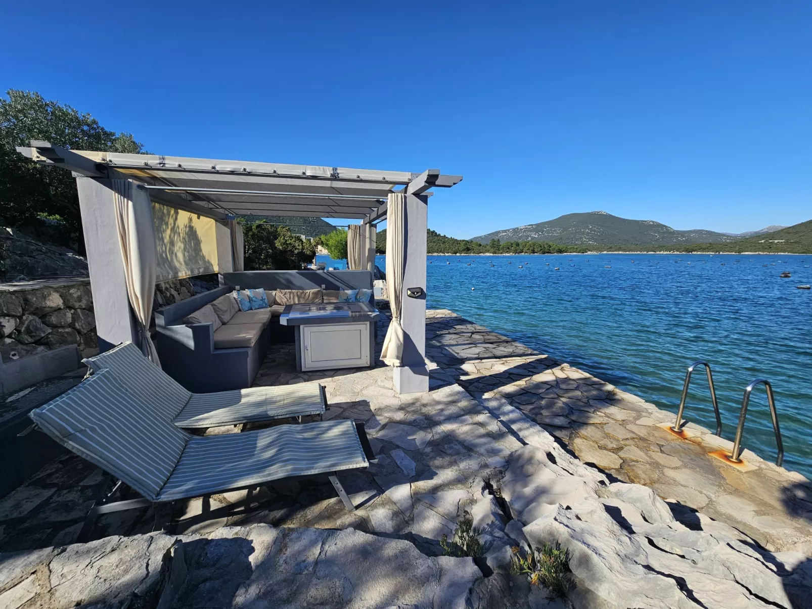 Waterfront Oasis - Outside