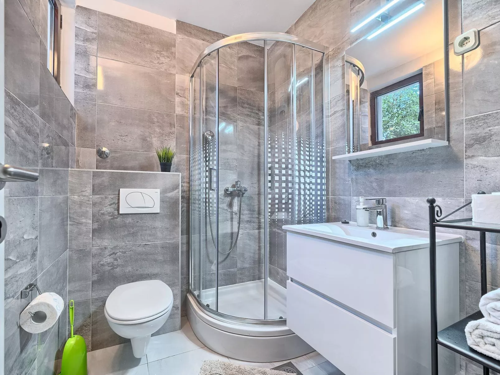 Wohnung in Okrug Gornji mit Terrasse, gemeinsamem Pool und Grill